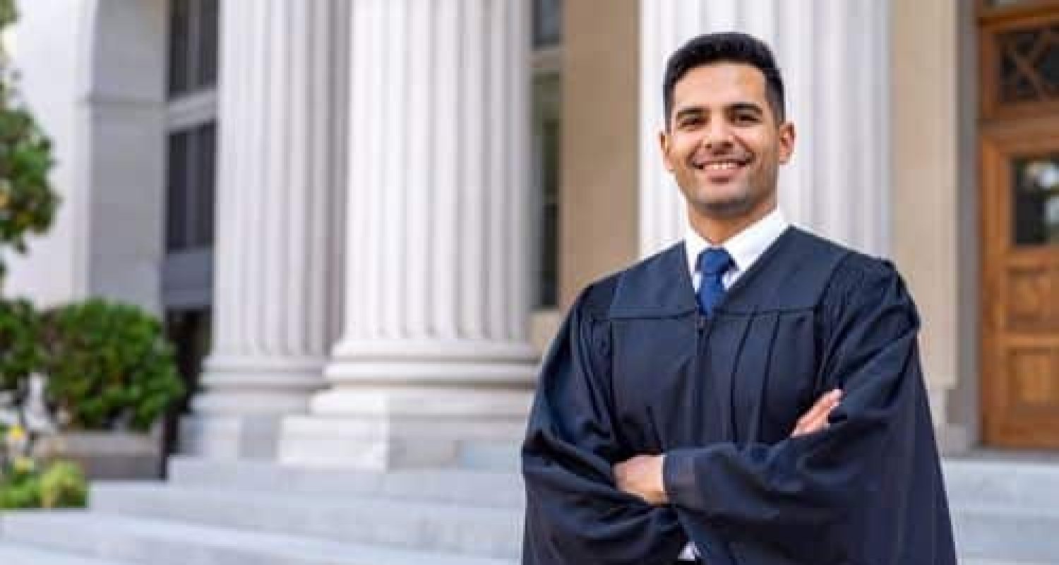 Advogado recém-formado: onde trabalhar, como começar a ganhar dinheiro e quando vale abrir CNPJ